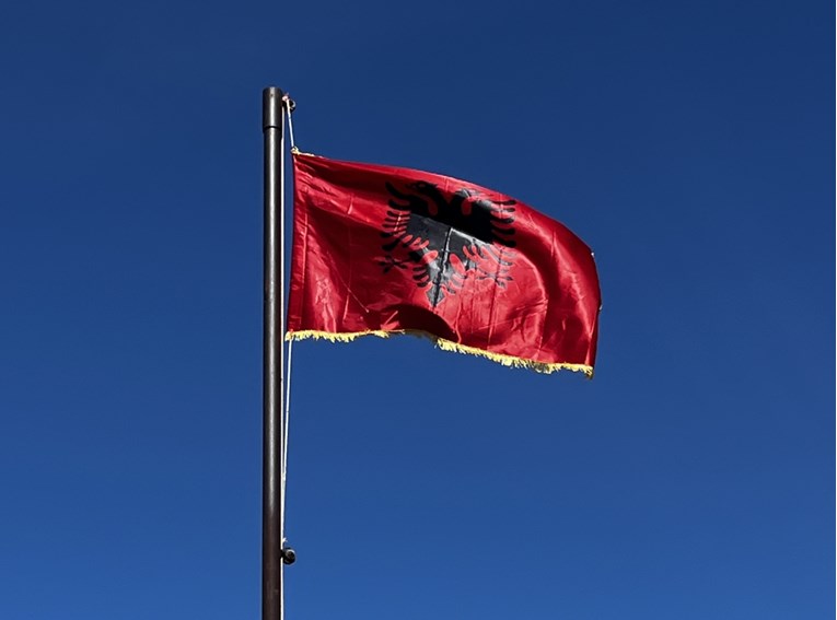 Na dizalicu u Istri postavio albansku zastavu. Mještani: Ovo je provokacija