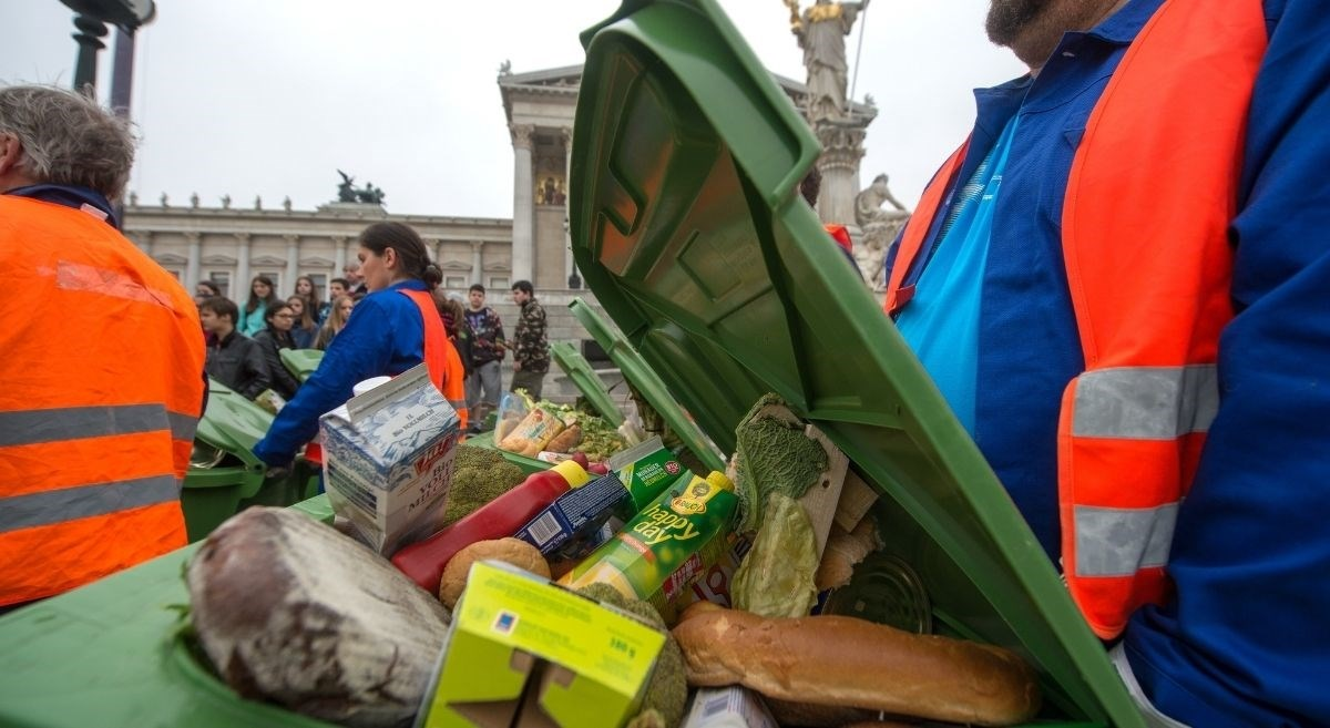 UN: Bacamo milijardu tona hrane godišnje, a ljudi gladuju. "To je globalna tragedija"