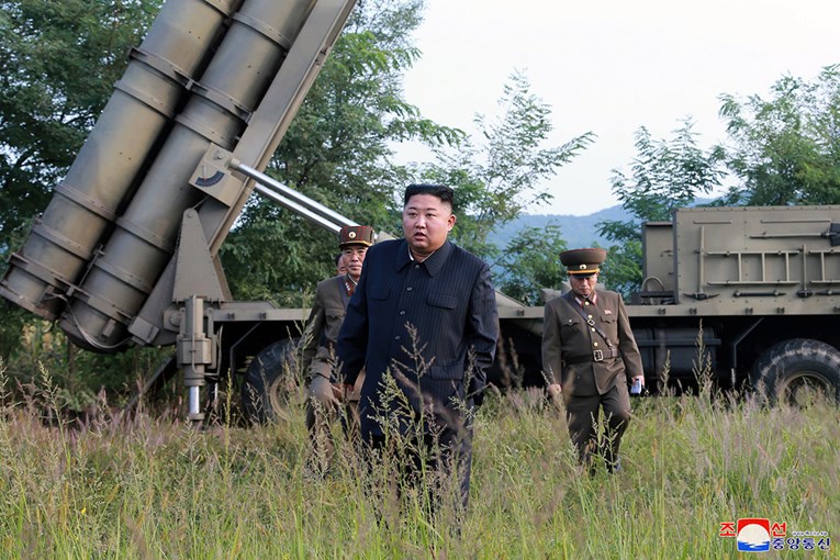 Kim Jong-un osobno nadgledao testiranje "super-velikoga" raketnog bacača