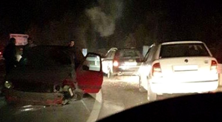 Kod Splita se auto zabio u ogradu i zapalio