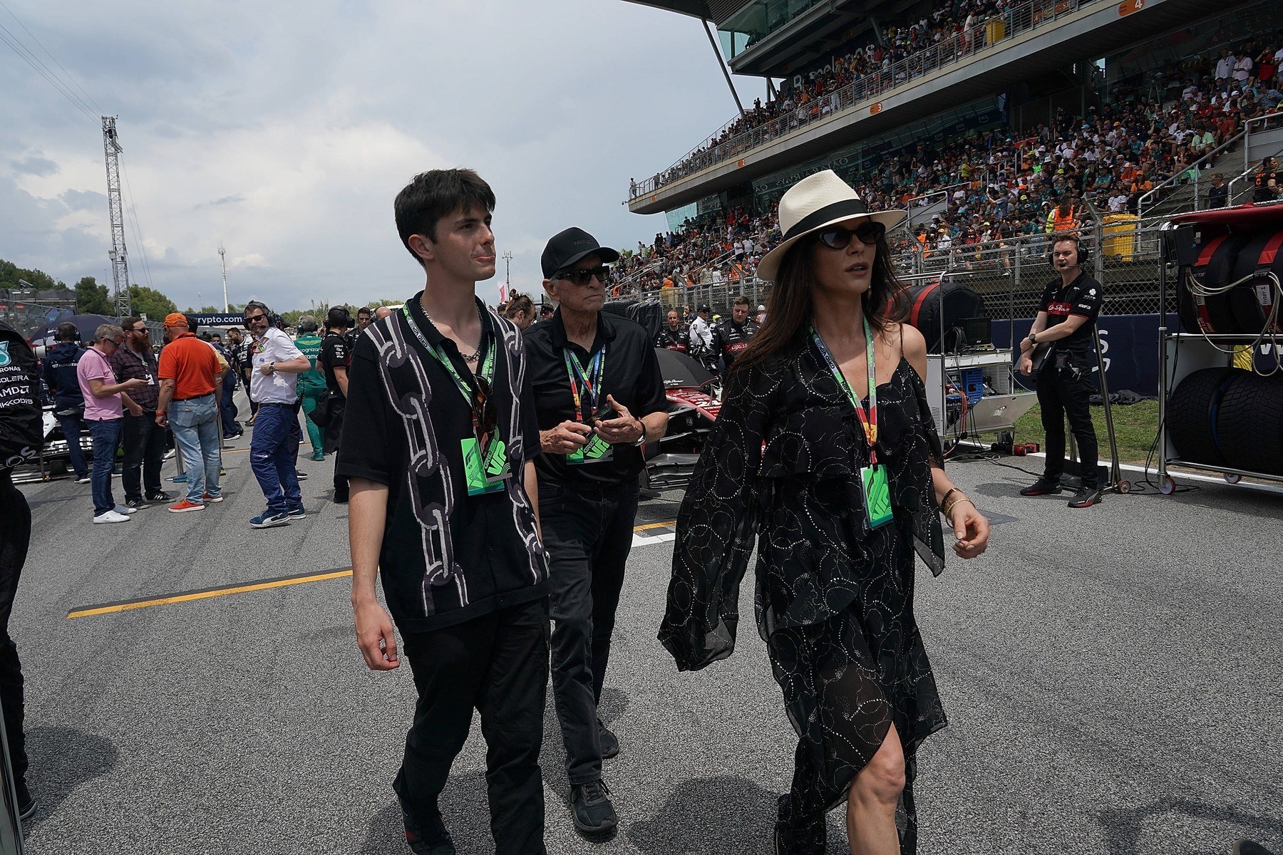 Catherine Zeta-Jones privukla poglede na utrci Formule 1, stigla sa suprugom i sinom