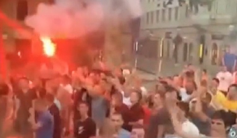 Navijači s bakljama u zoru dočekali igrače Rijeke, pogledajte scene iz centra grada