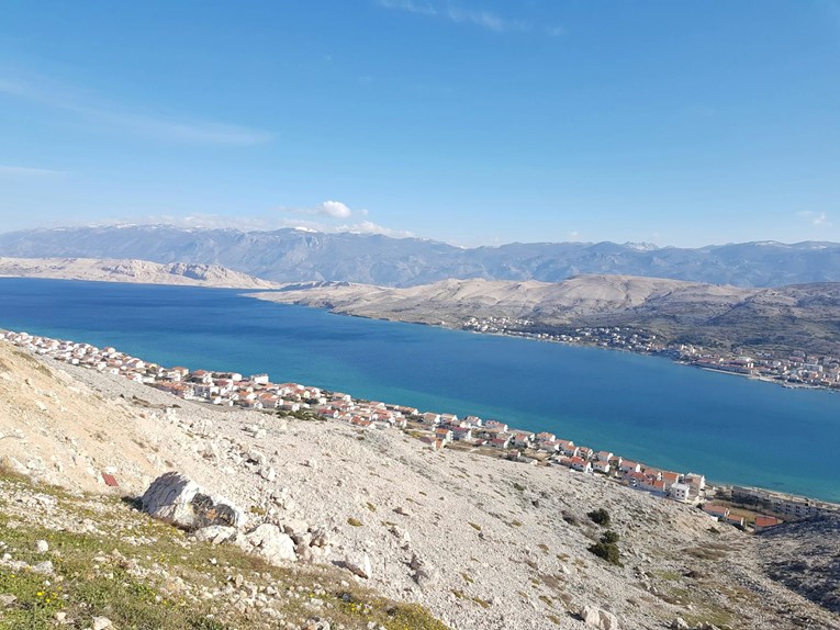 Sporna gradnja uz popularnu plažu na Pagu. Mještani bijesni: "Sve će privatizirati"