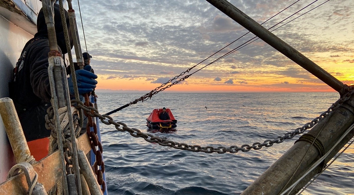 FOTO Ribar dva tjedna plutao na splavi Tihim oceanom. Lovio i jeo losose