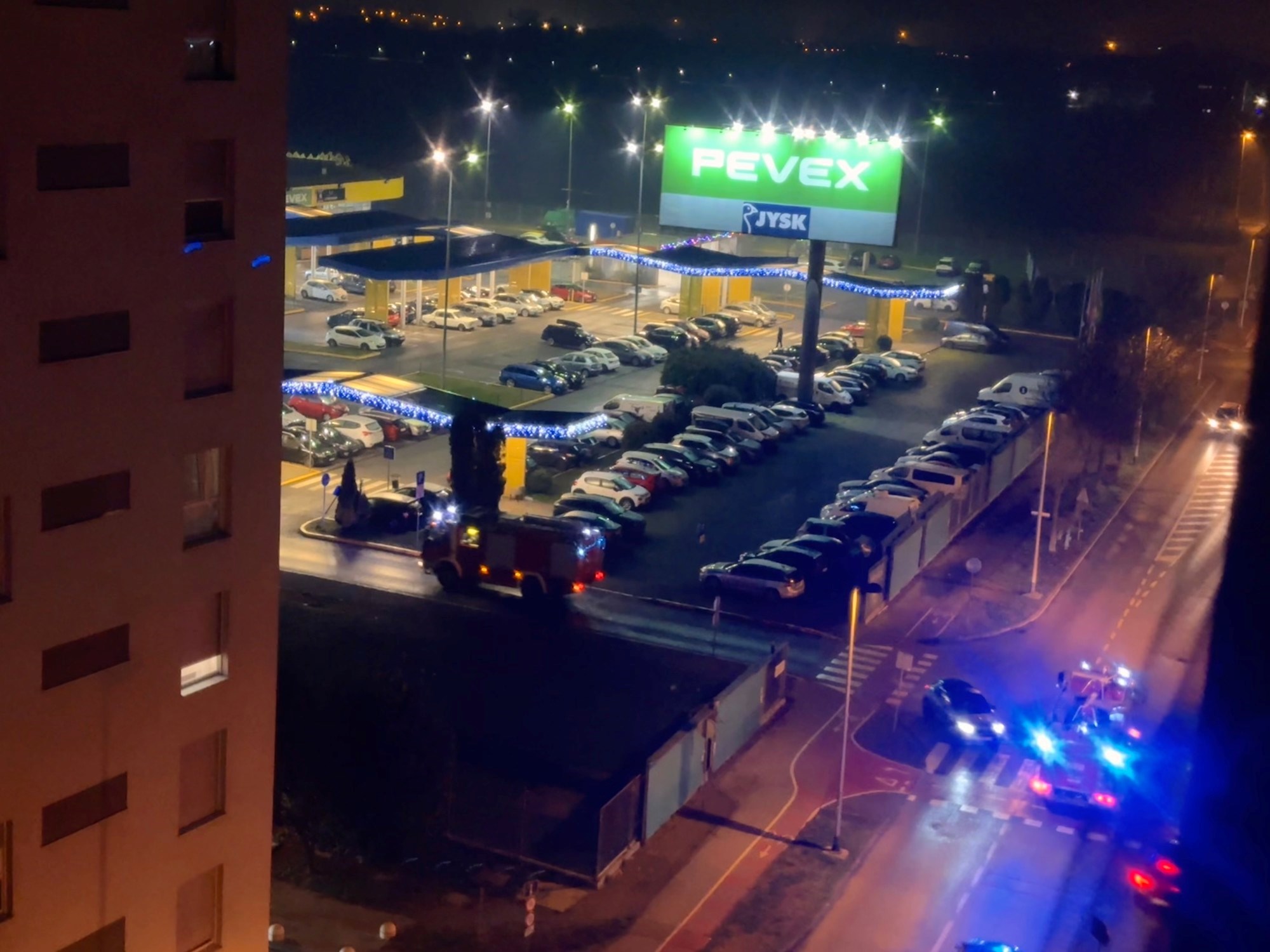 Pojavio se dim u Pevexu u Zagrebu, stigli vatrogasci. Dim nestao