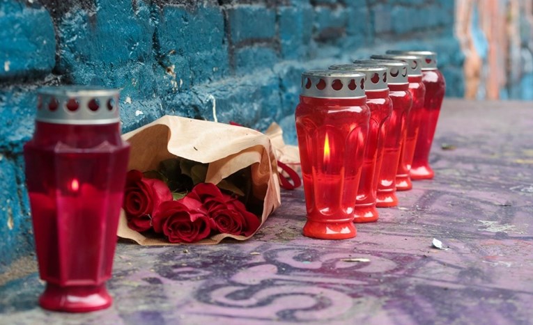 FOTO Ispred Medike zapaljeni lampioni