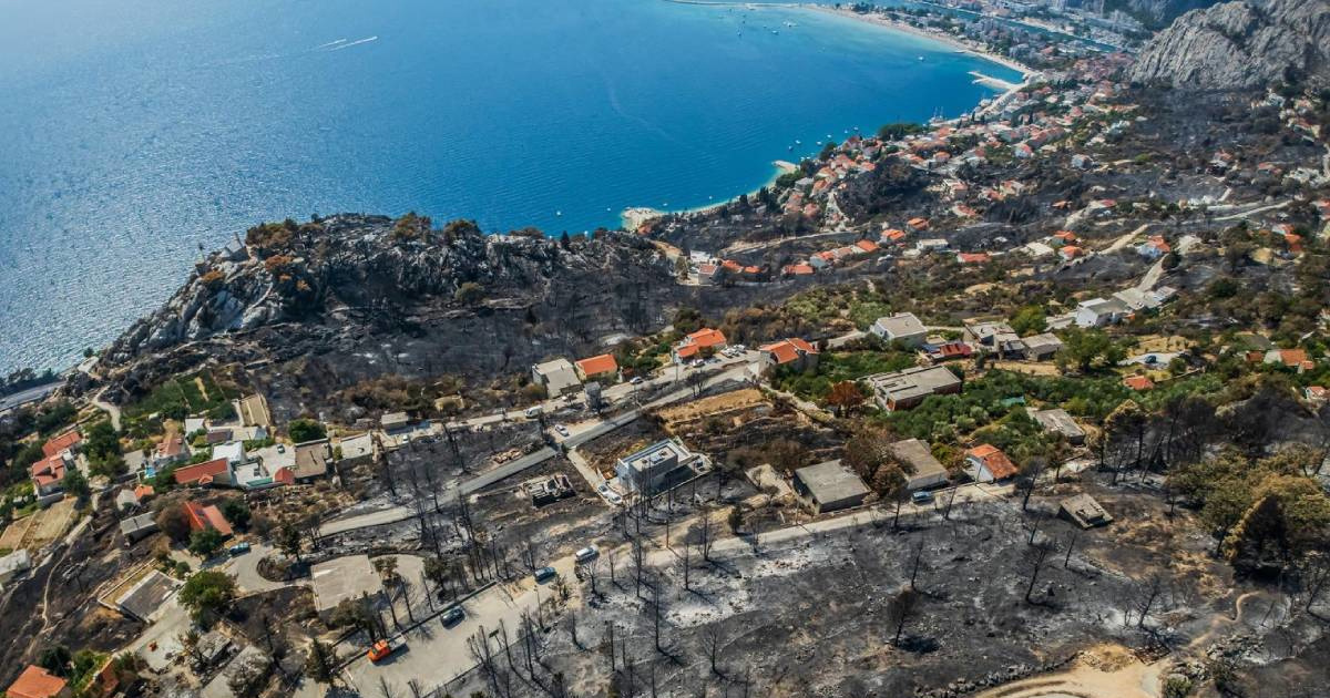 Sanacija nakon požara u Omišu. Procjenjuje se šteta na 90 objekata