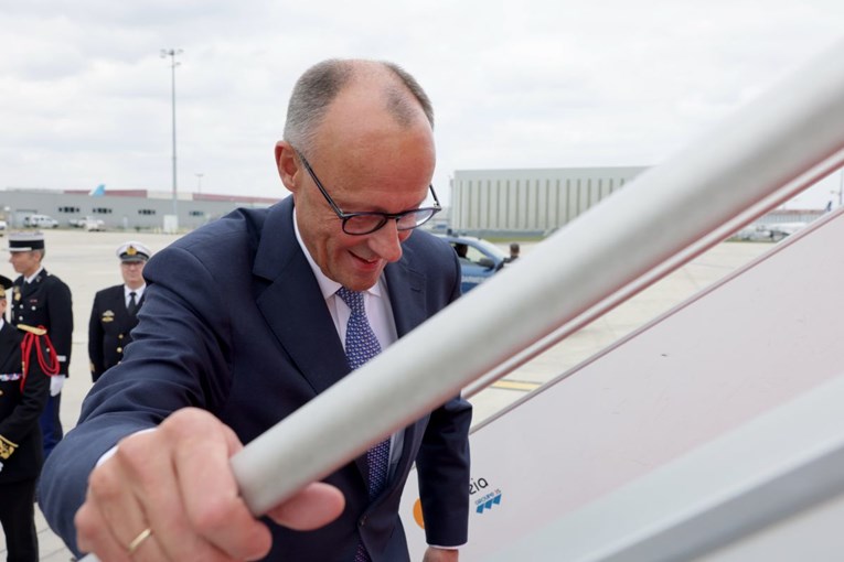 Merzovoj delegaciji pukla guma na minibusu na putu prema aerodromu u Rijadu