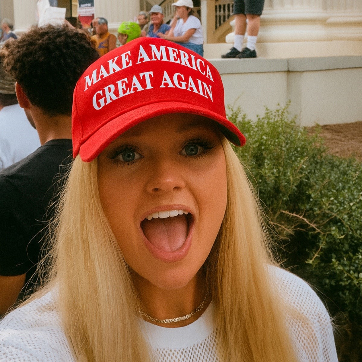 Stavila MAGA kapu na prosvjedu protiv Trumpa, nije očekivala što će se dogoditi