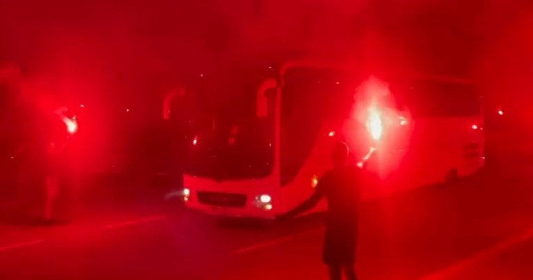 Baklje i vatromet. Pogledajte doček pionira i kadeta Hajduka nakon osvajanja Kupa