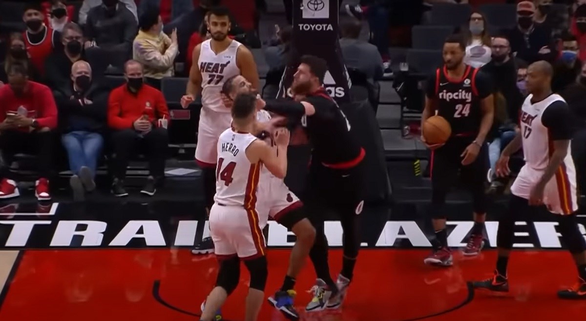 VIDEO Razjareni Jusuf Nurkić protivničkog igrača udario u lice