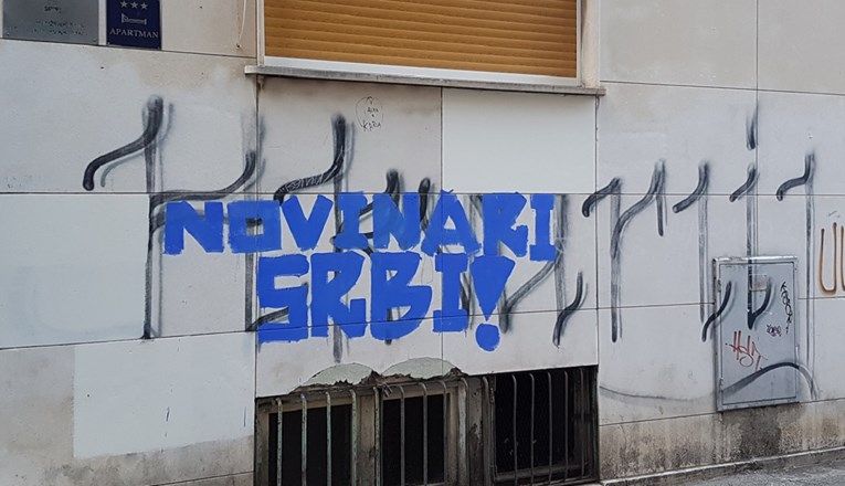 U centru Splita preko noći osvanuo grafit "Novinari Srbi"