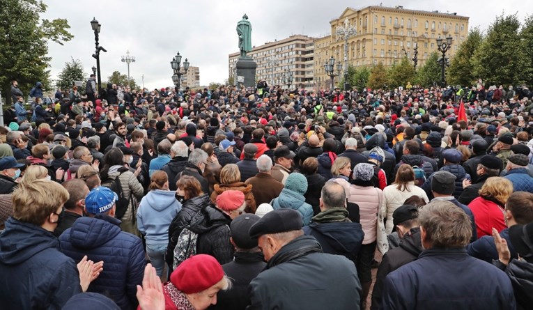 Stotine Rusa prosvjedovale u Moskvi: "Vratite izbore"