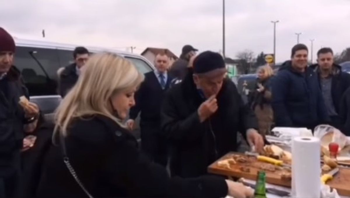 Pojavila se snimka Bandića kako jede u volonterskoj kuhinji u Petrinji