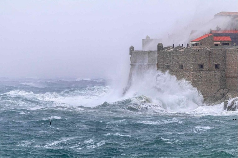 VIDEO Dubrovačke zidine visoke su 25 metara, pogledajte koliki su bili valovi