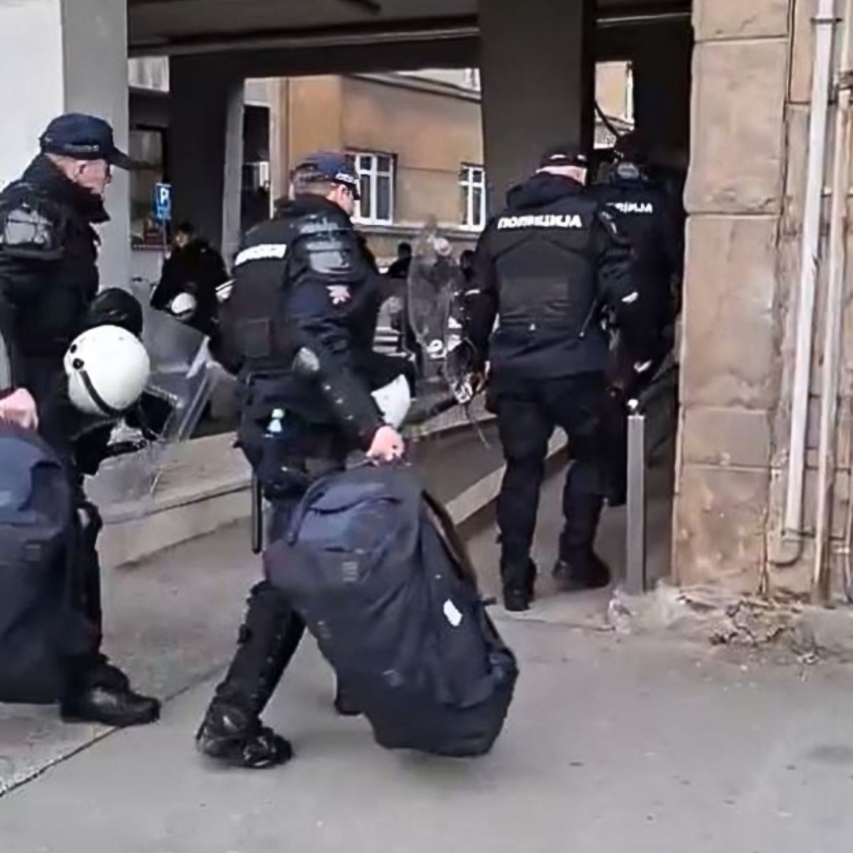 VIDEO U Novom Sadu biraju gradonačelnika. Postavili ograde, stigla hrpa policije