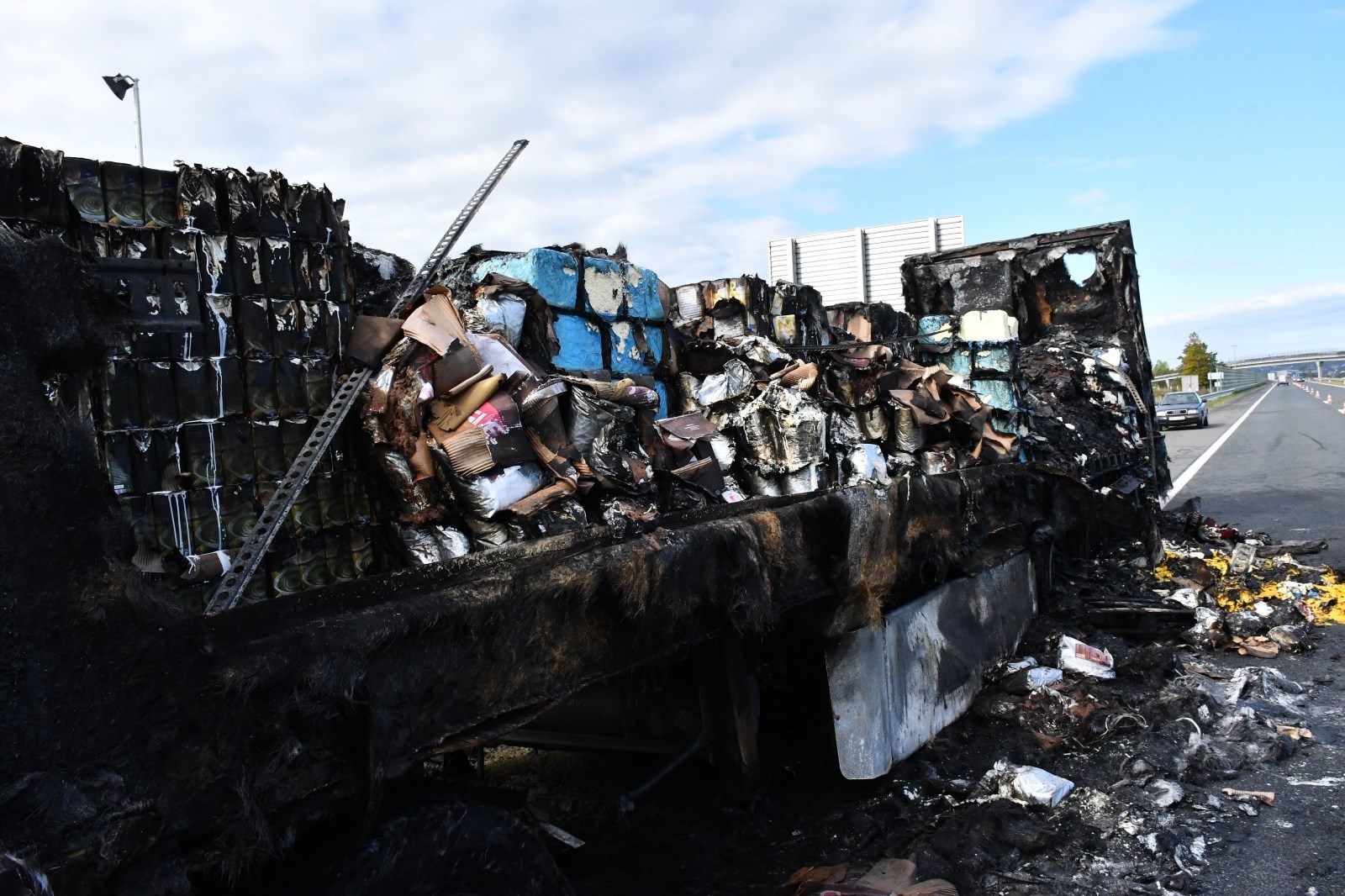 VIDEO Na autocesti kod Slavonskog Broda izgorio kamion pun čokolade