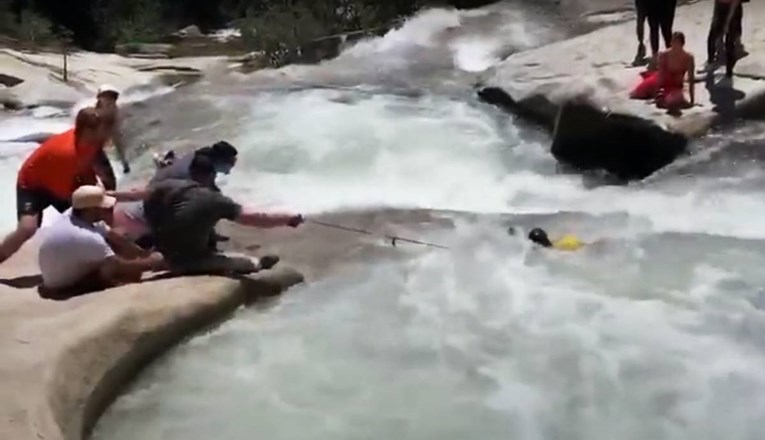 VIDEO Planinara u Kaliforniji povukao riječni vrtlog, spasili ga prolaznici