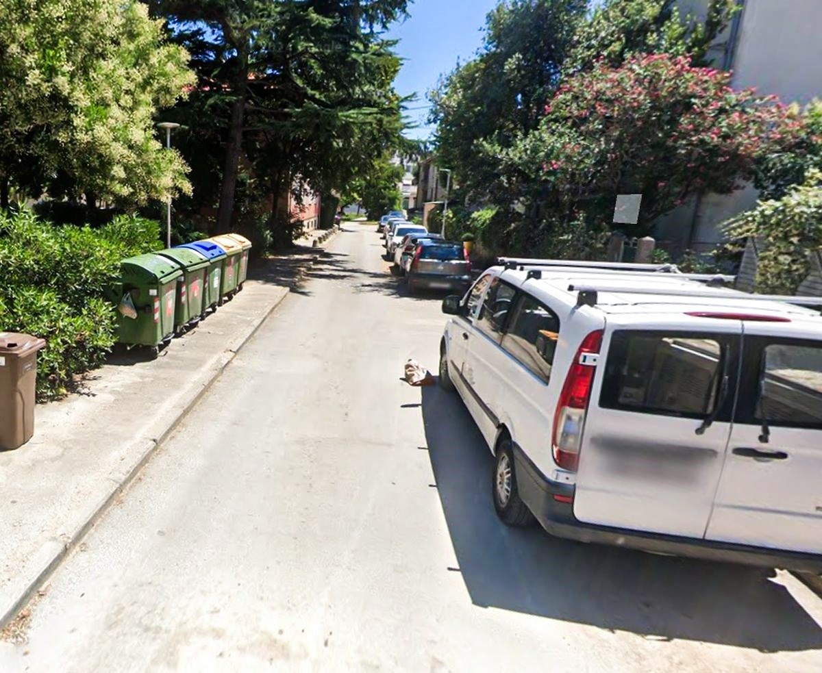 Pas u Zadru istrčao iz dvorišta i usmrtio psa maloljetnice. Branila ga, ozlijeđena je