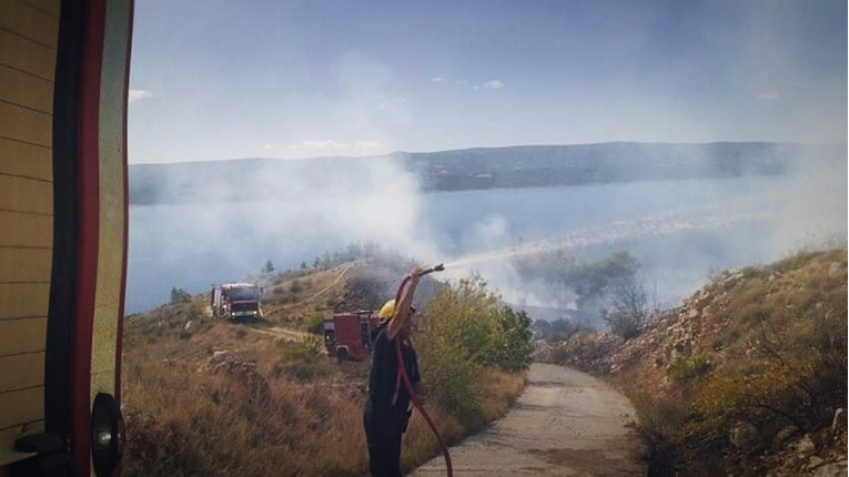 Požar u Lokvi Rogoznici kod Omiša stavljen pod nadzor