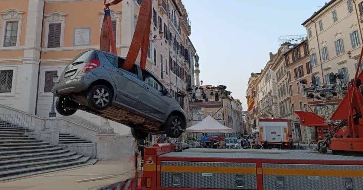 VIDEO Pokušao se Mercedesom spustiti niz Španjolske stube u Rimu