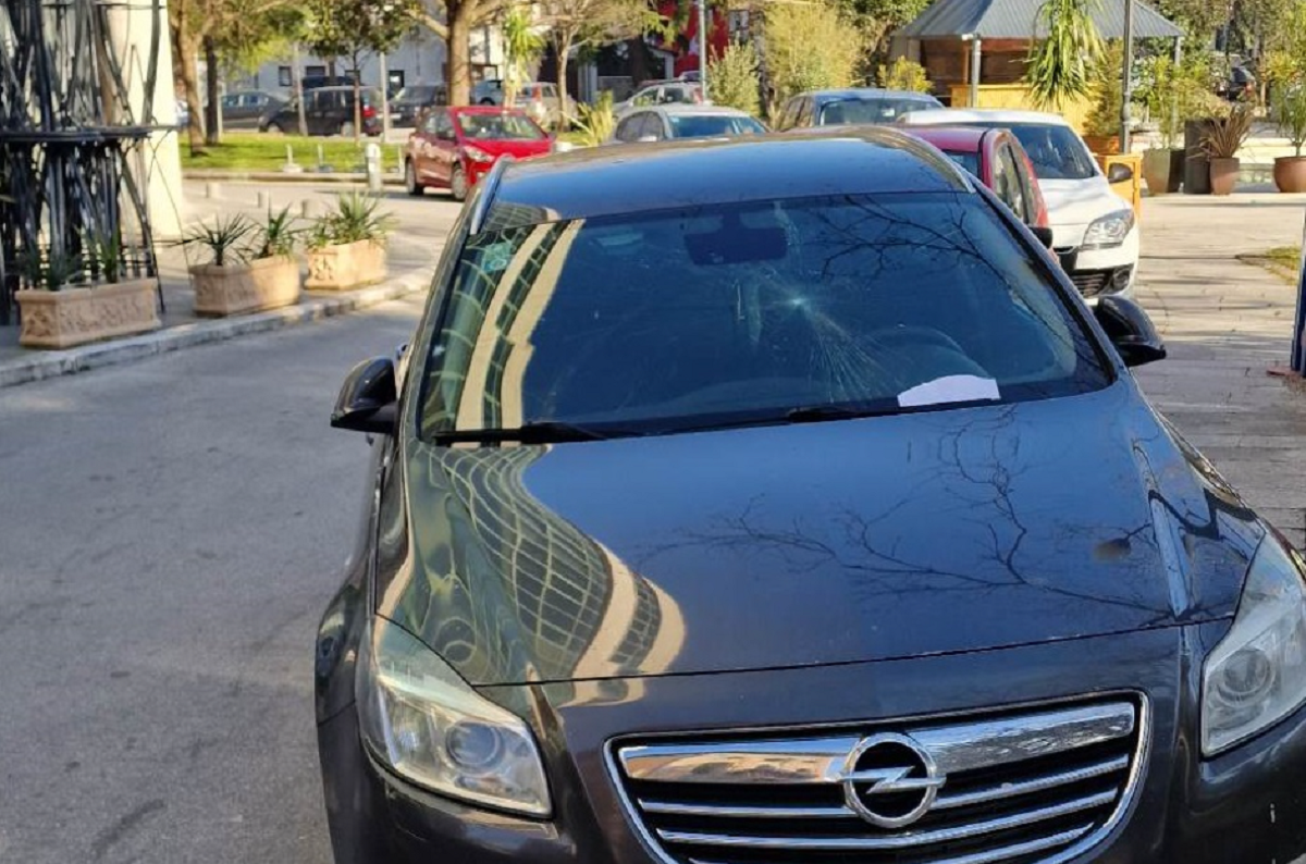 Vozač nepropisno parkirao u Mostaru, dočekala ga je poruka: "Evo ti 2 marke, šugo"