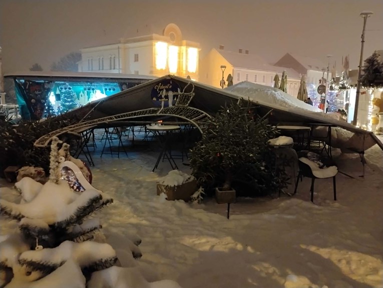 Šator na Adventu u Križevcima urušio se pod snijegom, nema ozlijeđenih