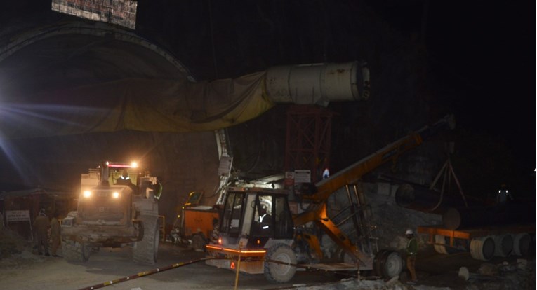 U urušenom tunelu u Indiji ostalo 40 radnika. Spasioci u 5 dana probili 21 metar puta