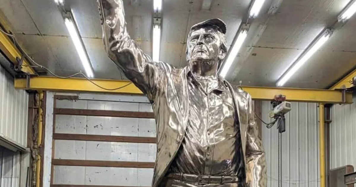 "Don Kolos": Kriptoulagači platili 300.000 dolara za golemi zlatni kip Trumpa