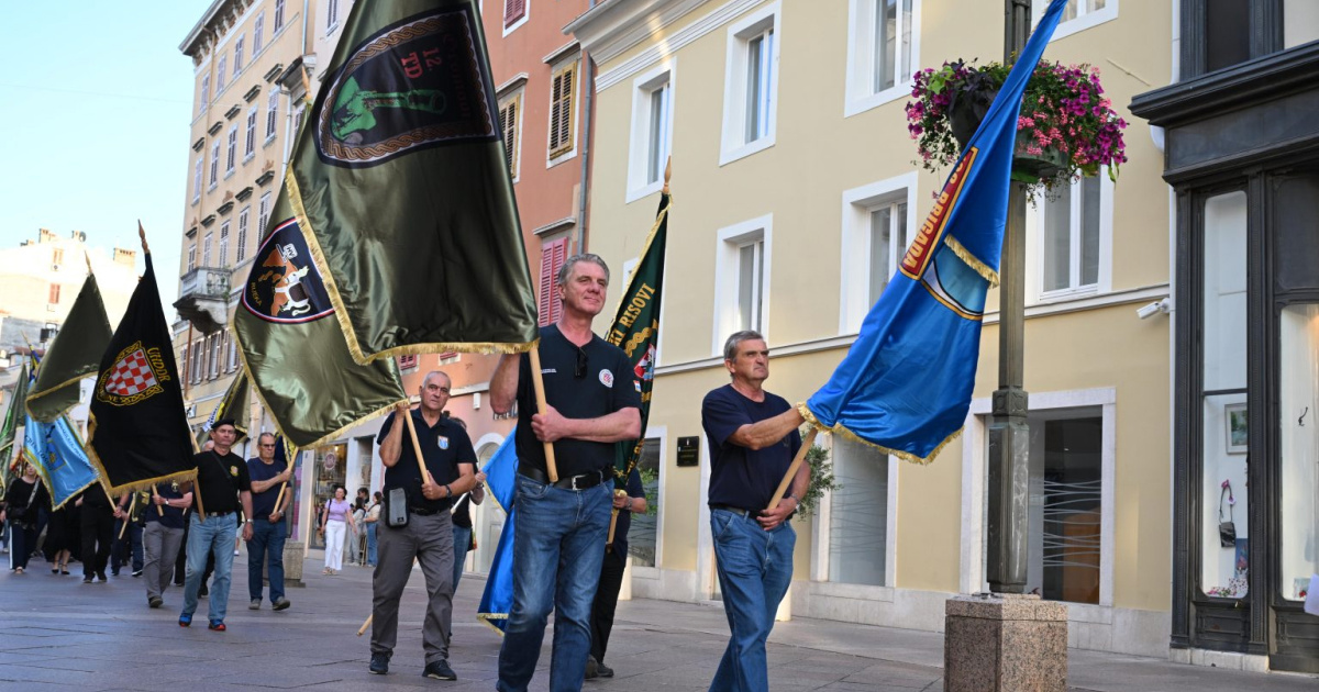 Riječka nadbiskupija: Zastavama vojnih postrojbi nije mjesto u vjerskim procesijama