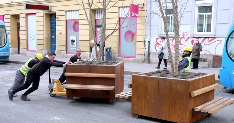FOTO Prošli tjedan postavljene žardinjere u Draškovićevu. Radnici ih jutros micali