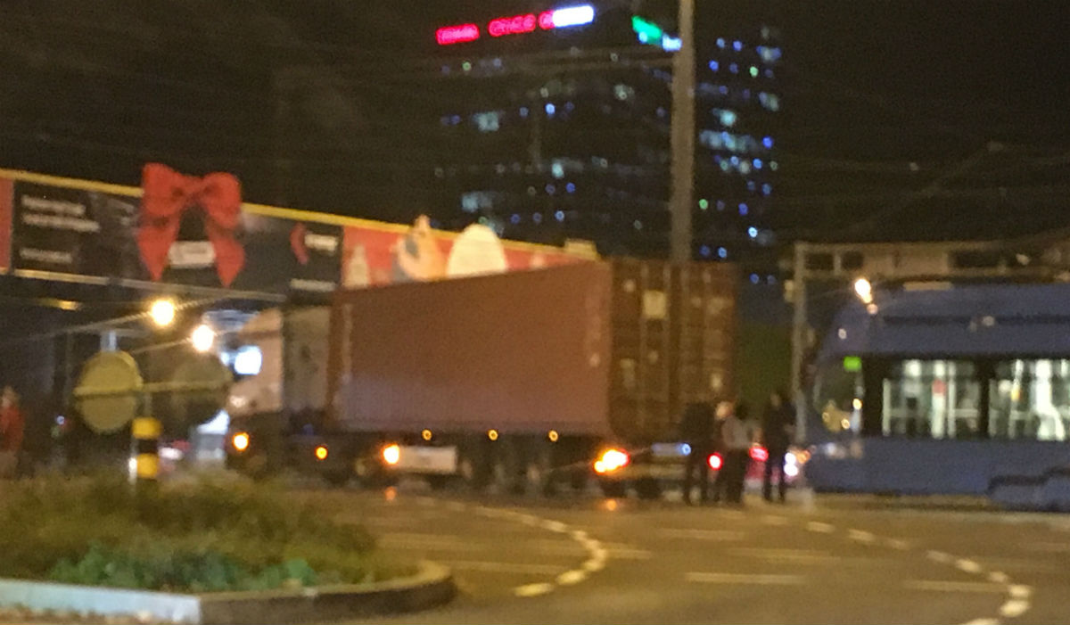 VIDEO Kamion zapeo ispod nadvožnjaka u Zagrebu