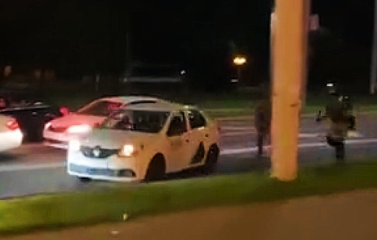VIDEO Taksist ludom vožnjom spasio prosvjednika od Lukašenkovih specijalaca