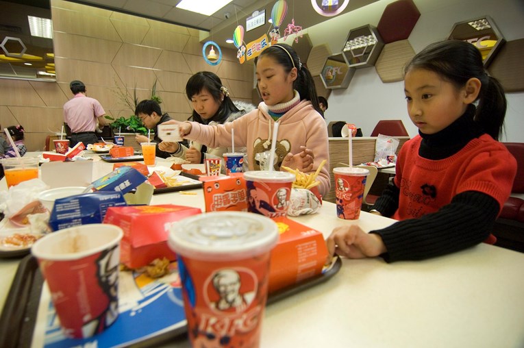 KFC u Kini uz dječji meni dijeli igračke za pse i mačke jer je sve manje djece