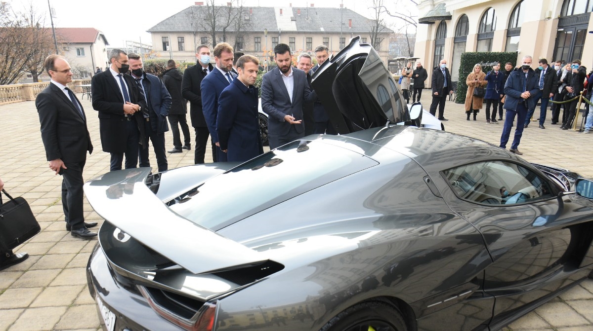 Komentar ispod fotografije predstavljanja Nevere Macronu nasmijao i Rimca