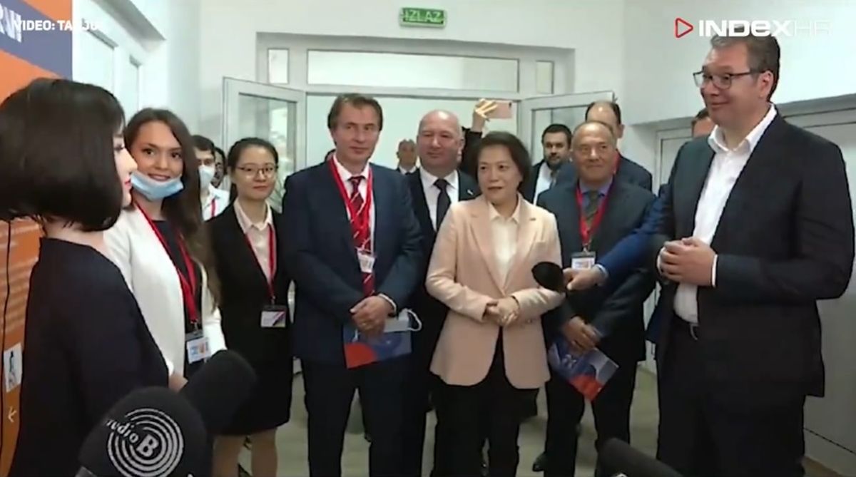 VIDEO Vučića upoznali s robotom Emom, ispostavilo se da je veći populist od njega