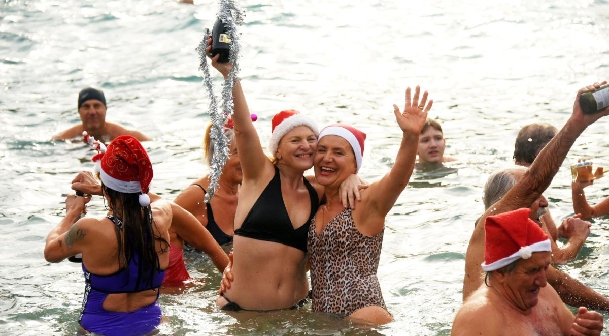Pulski kupači zimskim plivanjem poželjeli sugrađanima sretnu Novu godinu