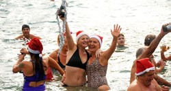 Pulski kupači zimskim plivanjem poželjeli sugrađanima sretnu Novu godinu