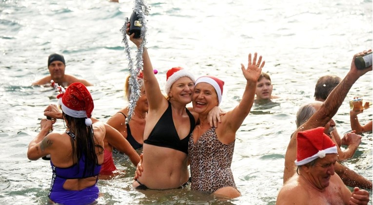 Pulski kupači zimskim plivanjem poželjeli sugrađanima sretnu Novu godinu