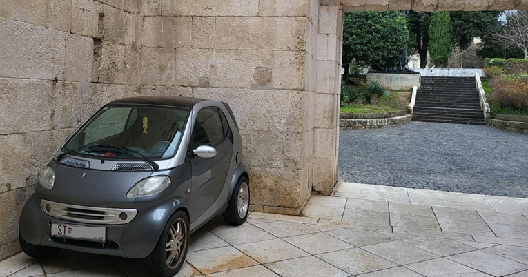 Netko je parkirao automobil u Dioklecijanovoj palači