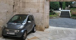 Netko je parkirao automobil u Dioklecijanovoj palači