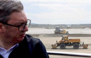 VIDEO Ushićeni Vučić obilazio gradilište: "Kao pustinja!" Bus se zaglavio u pijesku