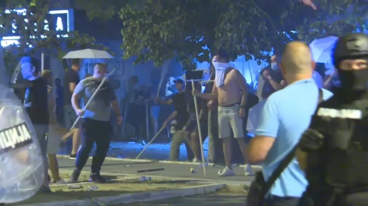 VIDEO Lom u Srbiji, batinaši s palicama na ulicama. Novi napad u Novom Sadu