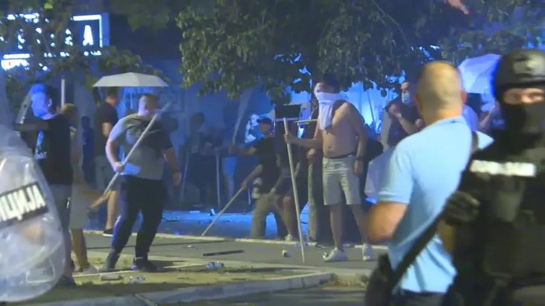 VIDEO Lom u Srbiji, batinaši s palicama na ulicama. Novi napad u Novom Sadu