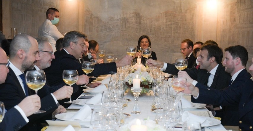 Ljudi pišu da je Macronu vino sinoć posluženo u krivoj čaši. Pitali smo stručnjaka