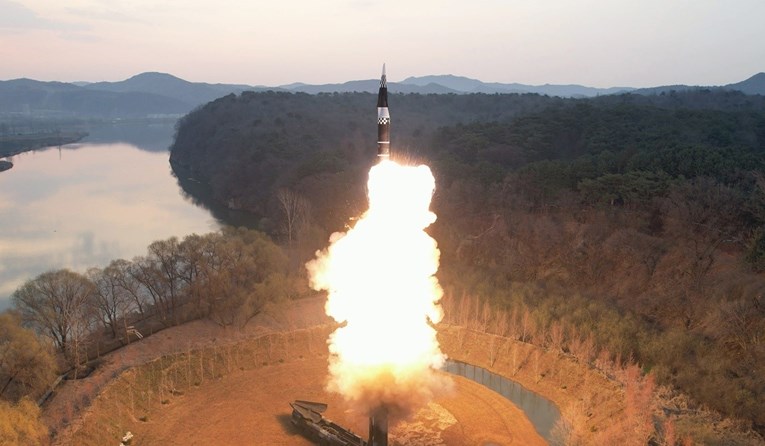 Sjeverna Koreja testirala "superveliku" bojevu glavu rakete i protuzračni projektil