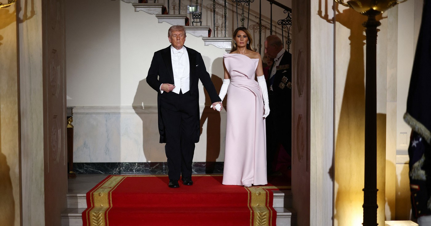 Melania se (opet) nije htjela držati s Trumpom za ruku, X se ne prestaje rugati