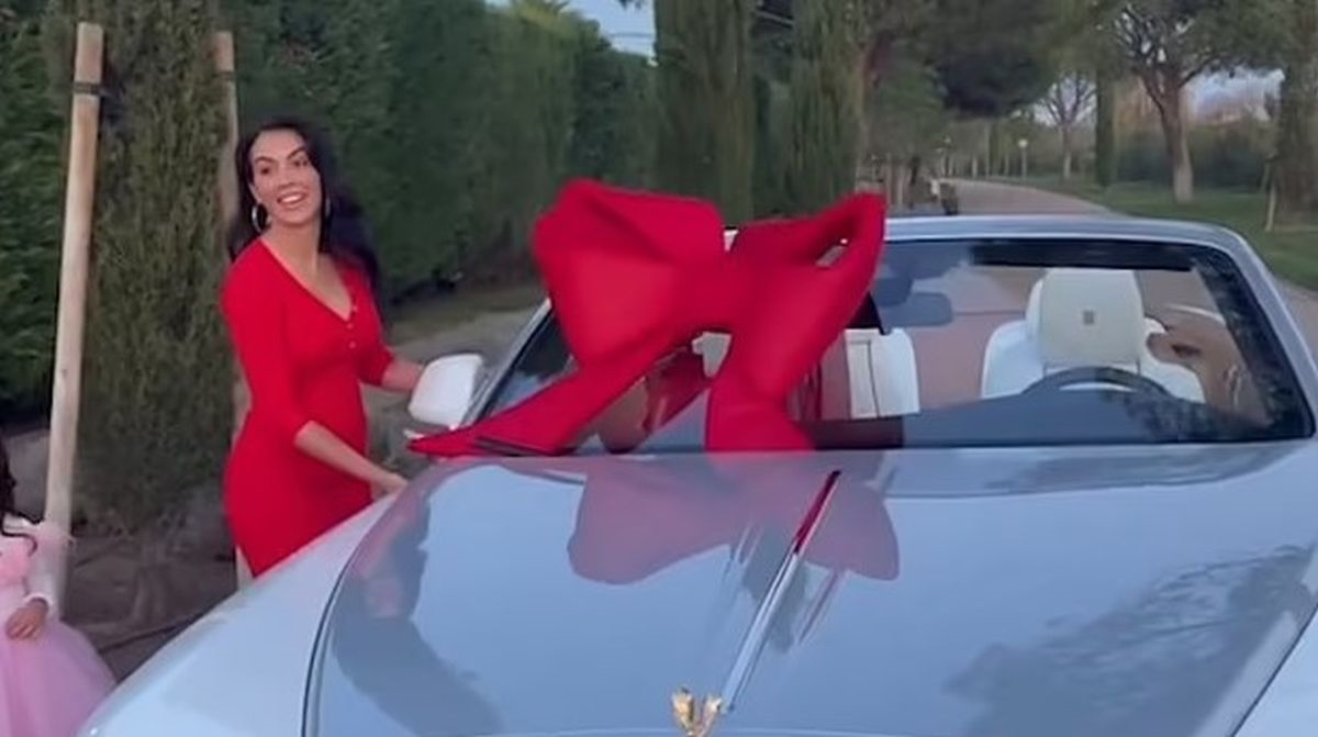 Nižu se reakcije na Georginin božićni poklon Ronaldu: "Kupila auto njegovim novcem"