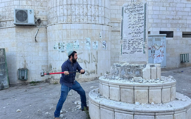 VIDEO Izraelski zastupnik maljem razbijao palestinski spomenik