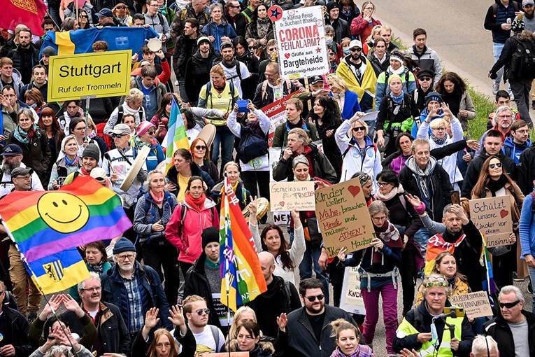 U Stuttgartu protiv koronamjera prosvjedovalo više od 10.000 ljudi